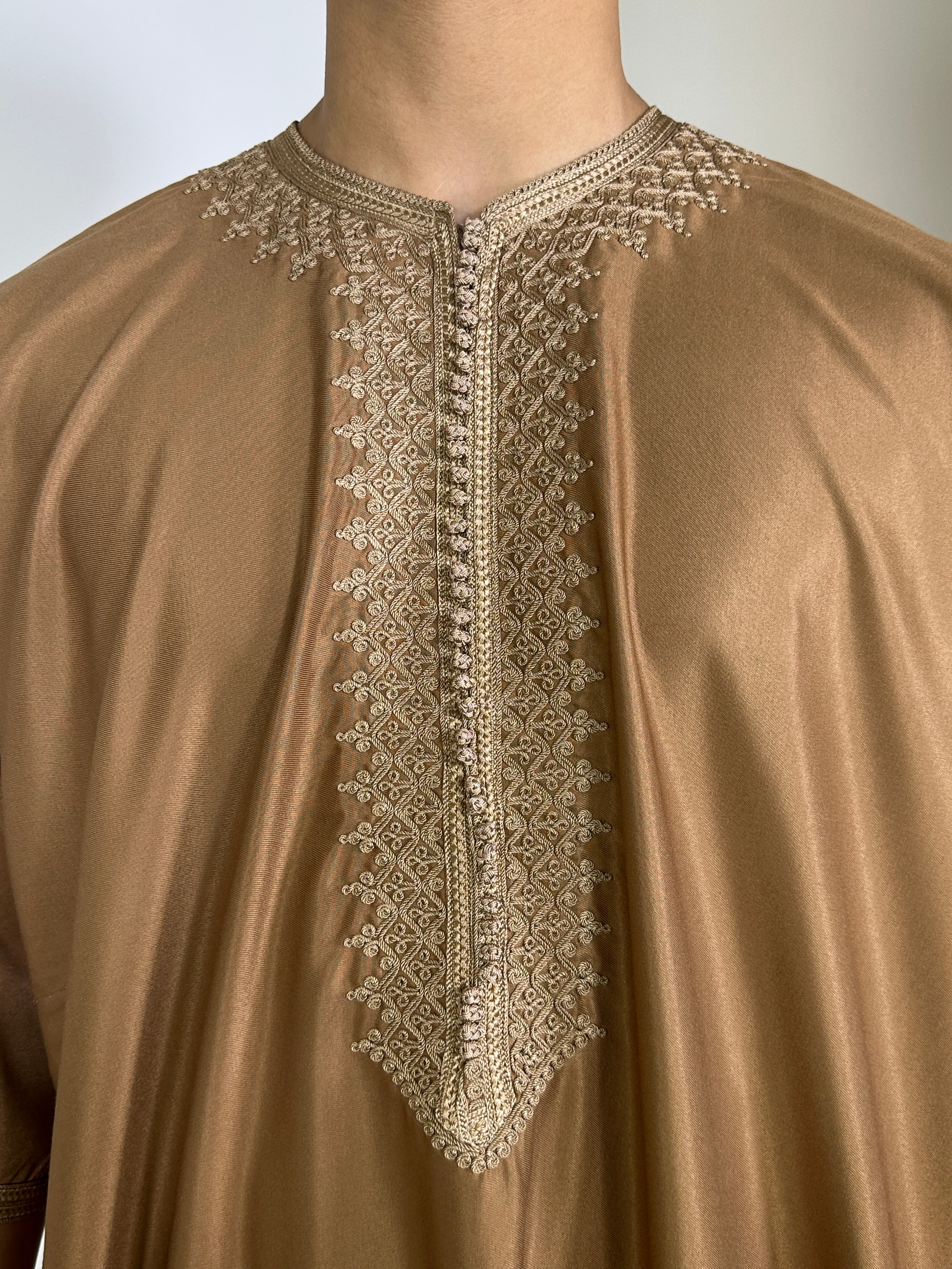 Djellaba Meknes brown frontview up close