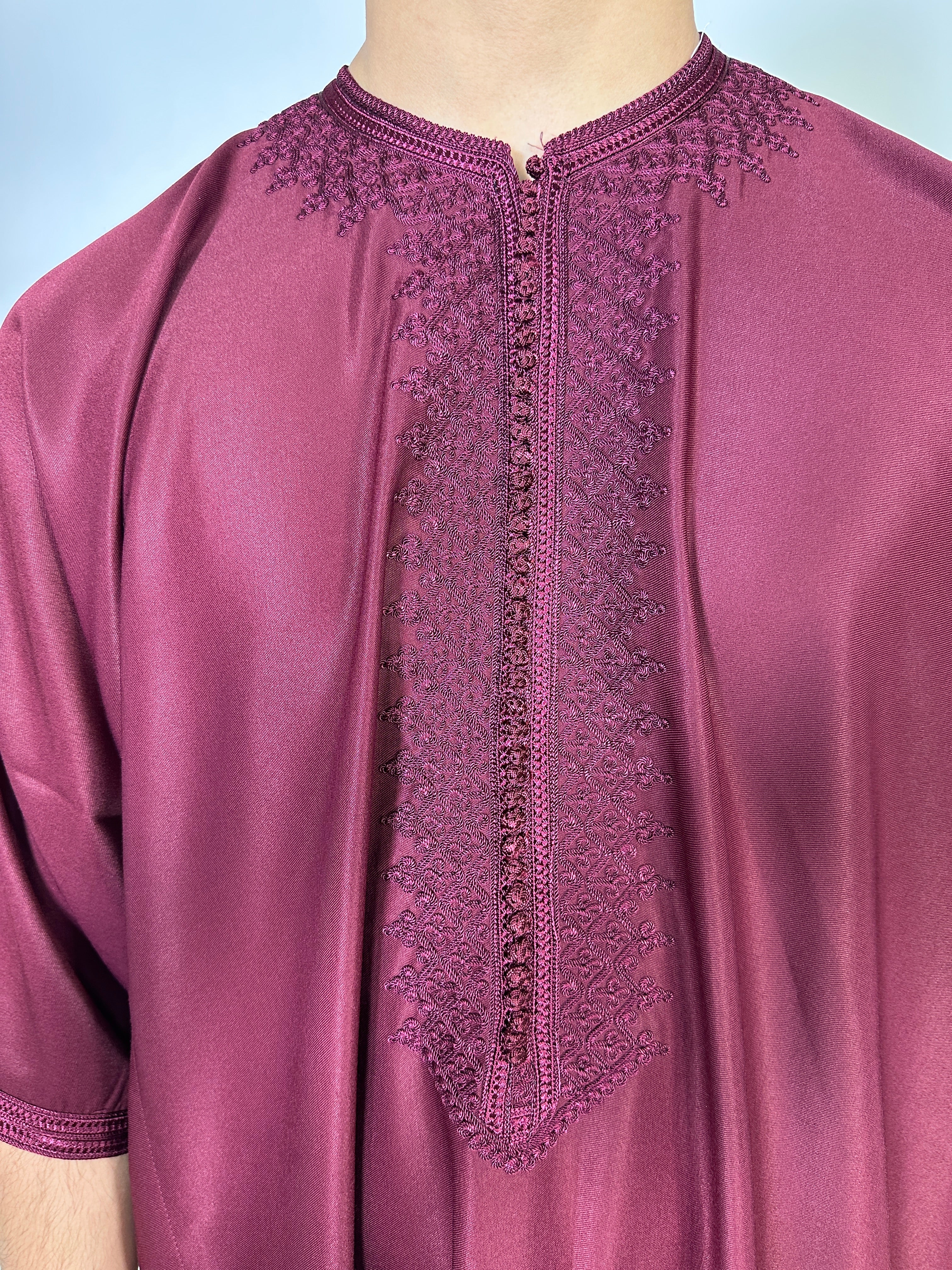 Djellaba Meknes Bordeaux frontview up close